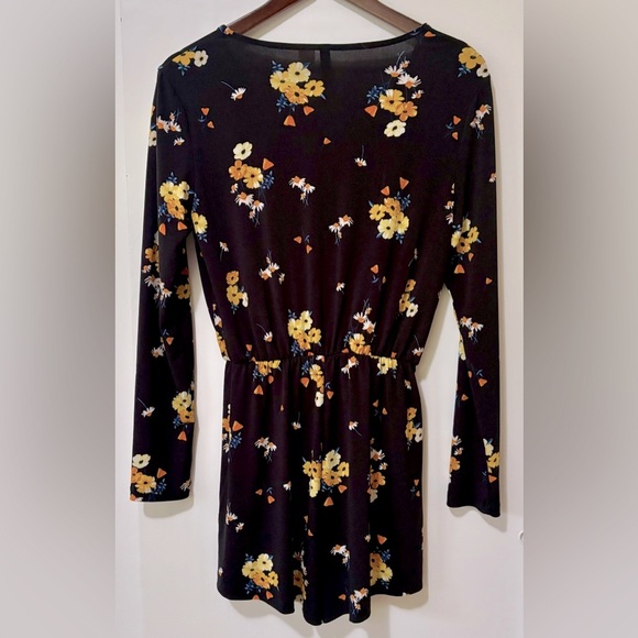 Divided| H&M| Black Jersey Knit Shorts Romper w/Yellow Floral Pattern Sz 8 - Picture 4 of 5